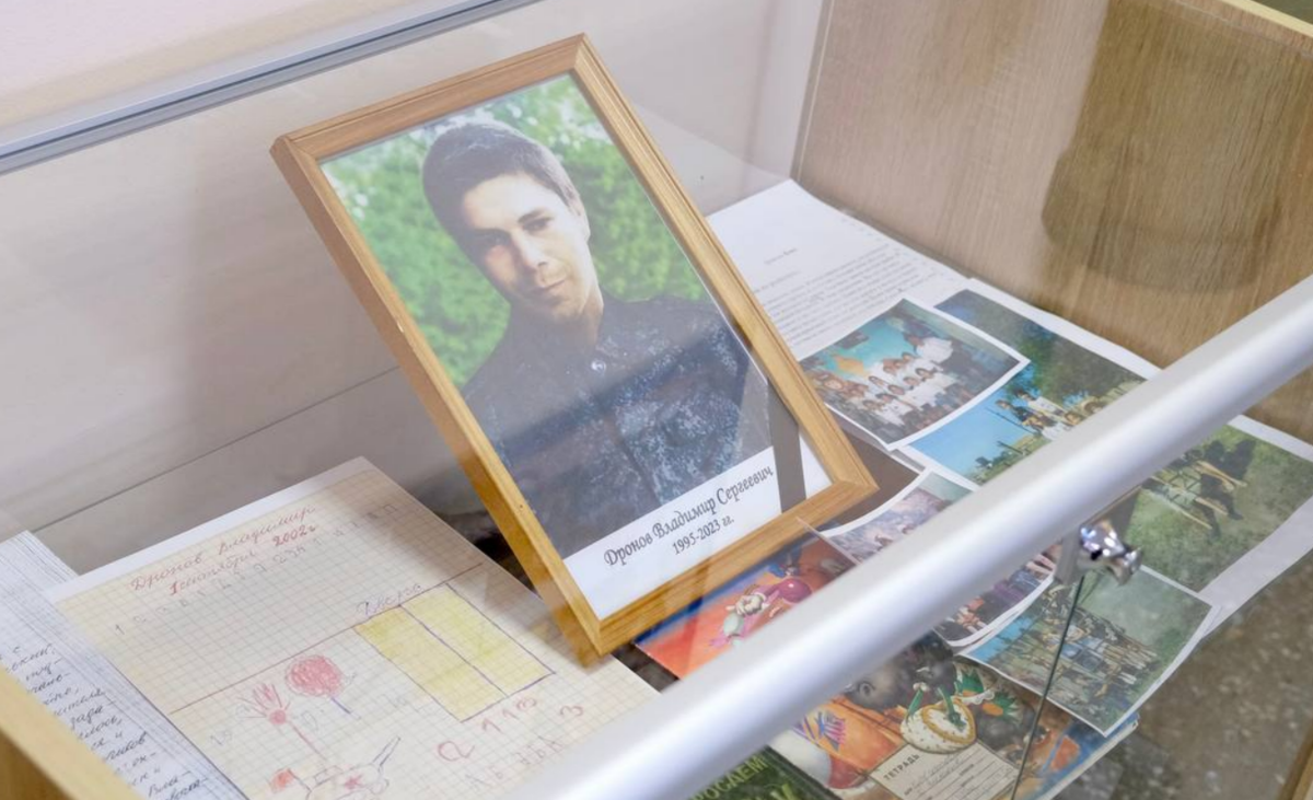 Стенд памяти Владимира Дронова. Скриншот фото из Telegram-канала администрации Камызякского района от 22.11.23, https://t.me/admkam/9617 Стенд памяти Владимира Дронова. Скриншот фото из Telegram-канала администрации Камызякского района от 22.11.23, https://t.me/admkam/9617