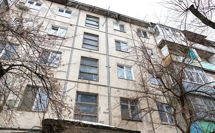 Аварийная пятиэтажка в Кривошлыковском переулке. Фото: https://www.donnews.ru/v-rostove-byvshie-zhiltsy-avariynogo-doma-v-krivoshlykovskom-rasskazali-o-vysokih-kompensatsiyah-za-kvartiry Аварийная пятиэтажка в Кривошлыковском переулке. Фото: https://www.donnews.ru/v-rostove-byvshie-zhiltsy-avariynogo-doma-v-krivoshlykovskom-rasskazali-o-vysokih-kompensatsiyah-za-kvartiry