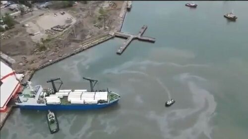 Разлив нефти в Туапсе. Скриншот видео из "Инстаграма tuapse_info", instagram.com/tuapse_info/ Разлив нефти в Туапсе. Скриншот видео из "Инстаграма tuapse_info", instagram.com/tuapse_info/
