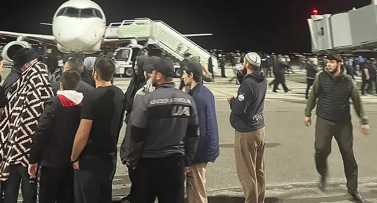 Беспорядки в аэропорту Махачкалы. 29 октября 2023 года. Кадр видео https://ru.euronews.com/2023/10/30/ru-russia-dagestan-airport-chaos Беспорядки в аэропорту Махачкалы. 29 октября 2023 года. Кадр видео https://ru.euronews.com/2023/10/30/ru-russia-dagestan-airport-chaos