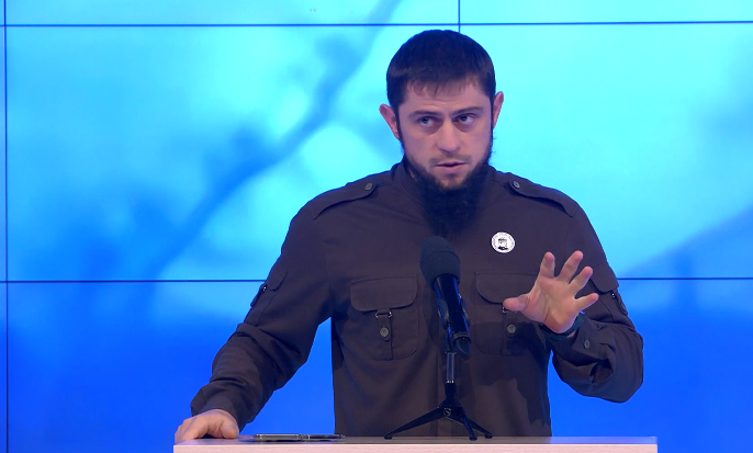 Ахмед Дудаев на встрече с палестинскими беженцами. Стоп-кадр видео из Telegram-канала Ахмеда Дудаева от 03.12.23, https://t.me/akhmeddudaev/2574 Ахмед Дудаев на встрече с палестинскими беженцами. Стоп-кадр видео из Telegram-канала Ахмеда Дудаева от 03.12.23, https://t.me/akhmeddudaev/2574