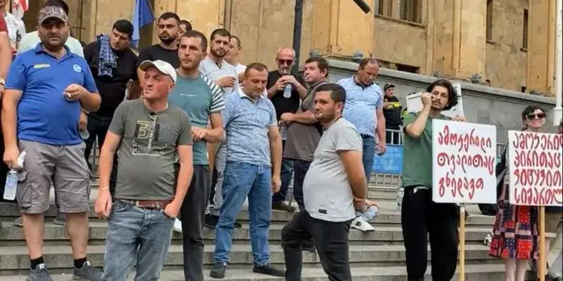 Шахтеры Чиатуры во время акции протеста. Июль 2023 г. Фото: https://sova.news/2023/06/19/chiaturskie-shahtery-protestuyut-pered-zdaniem-parlamenta-v-tbilisi/ Шахтеры Чиатуры во время акции протеста. Июль 2023 г. Фото: https://sova.news/2023/06/19/chiaturskie-shahtery-protestuyut-pered-zdaniem-parlamenta-v-tbilisi/