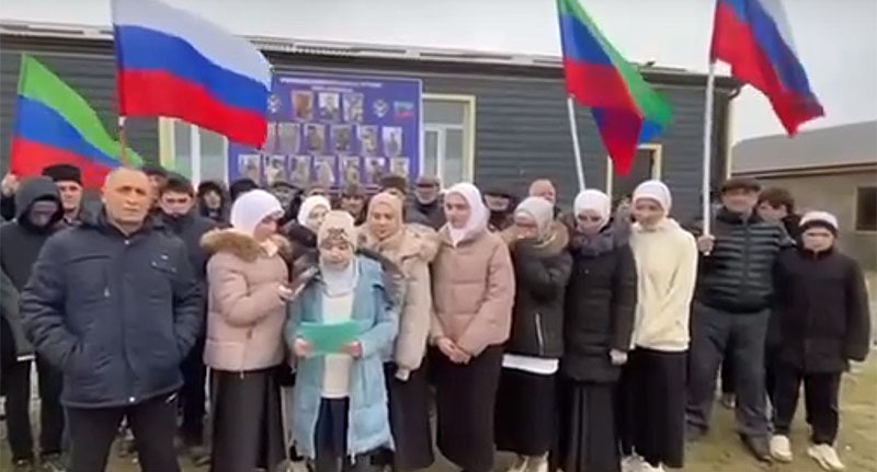 Сельчане из Дагестана записывают видеообращение к президенту России Владимиру Путину. Кадр из видео https://vk.com/wall-74219800_2188663 Сельчане из Дагестана записывают видеообращение к президенту России Владимиру Путину. Кадр из видео https://vk.com/wall-74219800_2188663