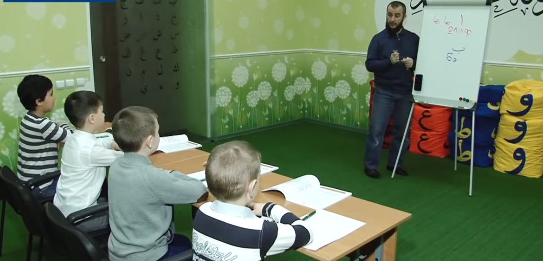 Урок арабского языка для детей. Стоп-кадр видео из YouTube-канала NurTV, https://www.youtube.com/watch?v=BGB_bgcjmG8&list=PLDr0oQyEcG4CPy0-OdpPDM70sgDz86fFP Урок арабского языка для детей. Стоп-кадр видео из YouTube-канала NurTV, https://www.youtube.com/watch?v=BGB_bgcjmG8&list=PLDr0oQyEcG4CPy0-OdpPDM70sgDz86fFP