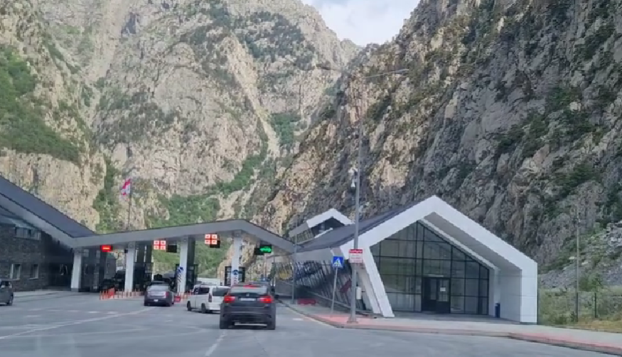 Грузинский погранпункт. Стоп-кадр видео https://dzen.ru/video/watch/60e98698f17ce44a39d584e0 Грузинский погранпункт. Стоп-кадр видео https://dzen.ru/video/watch/60e98698f17ce44a39d584e0