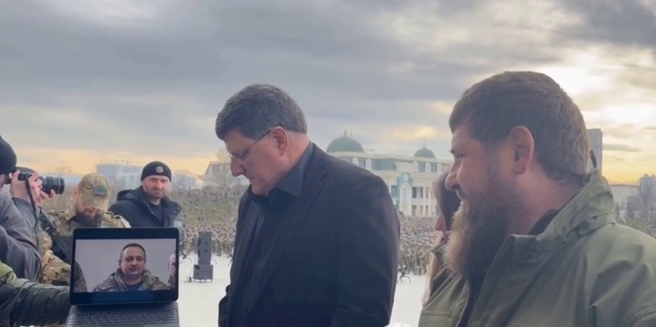 Скотт Риттер и Рамзан Кадыров смотрят обращение украинского военнопленного. Стоп-кадр видео РИА "Новости" от 05.01.24, https://t.me/rian_ru/226938 Скотт Риттер и Рамзан Кадыров смотрят обращение украинского военнопленного. Стоп-кадр видео РИА "Новости" от 05.01.24, https://t.me/rian_ru/226938
