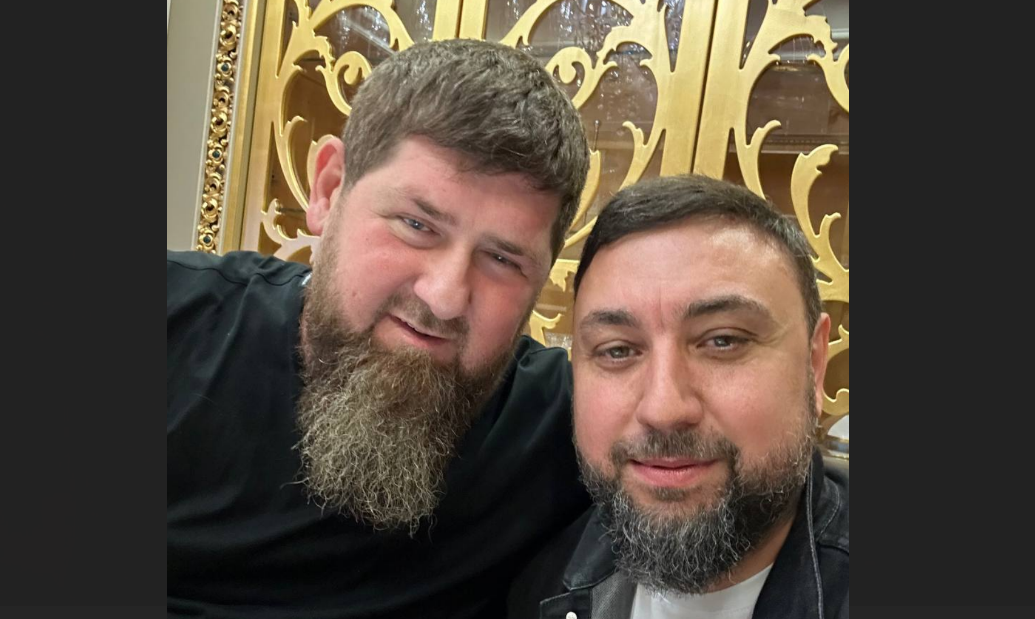 Рамзан Кадыров (слева) и Шамсаил Саралиев. Скриншот фото из Telegram-канала Саралиева от 5.10.23, https://t.me/saraliev/1056 Рамзан Кадыров (слева) и Шамсаил Саралиев. Скриншот фото из Telegram-канала Саралиева от 5.10.23, https://t.me/saraliev/1056