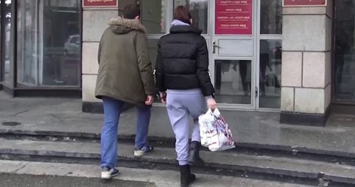 Арест представительницы Smart Buyers, стоп-кадр видео https://t.me/mvd_kabardino_balkaria/8550 Арест представительницы Smart Buyers, стоп-кадр видео https://t.me/mvd_kabardino_balkaria/8550