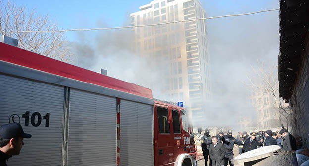 В мебельном цехе в столице Азербайджана произошли взрыв и пожар. 15 января 2024 г. Фото: https://ru.apa.az В мебельном цехе в столице Азербайджана произошли взрыв и пожар. 15 января 2024 г. Фото: https://ru.apa.az
