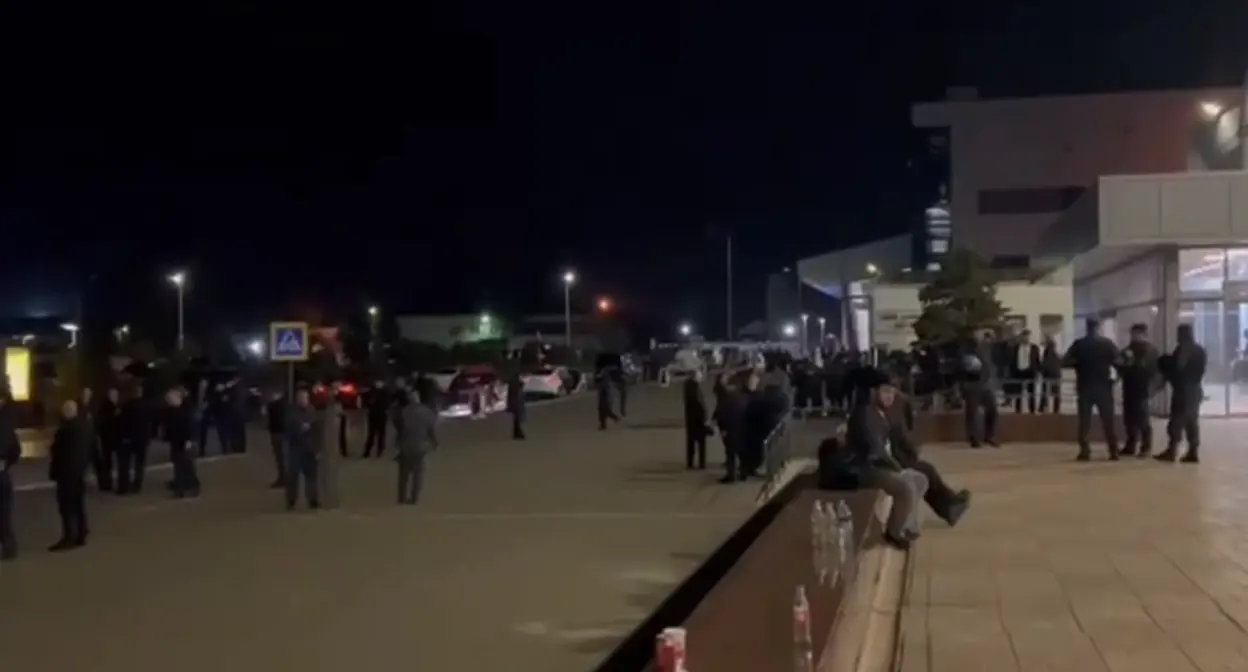 Беспорядки в аэропорту Махачкалы. Скриншот видео: ISRAFILOF LiVe / T.me