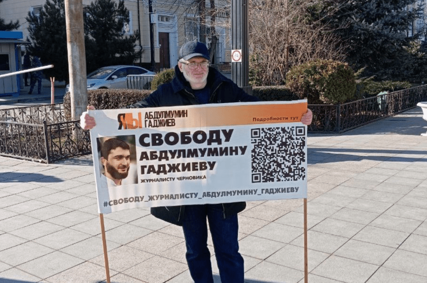 Магомед Магомедов на пикете. Скриншот фото из Telegram-канала Центра защиты прав человека "Мемориал" от 15.01.24, https://t.me/polniypc/6245 Магомед Магомедов на пикете. Скриншот фото из Telegram-канала Центра защиты прав человека "Мемориал" от 15.01.24, https://t.me/polniypc/6245