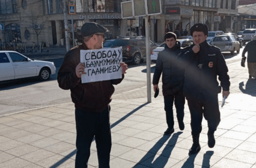 Мужчина с плакатом в поддержку Гаджиева.Скриншот фото из Telegram-канала [........] ("Кавказский узел" может сообщить название организации по запросу) от 15.01.24, https://("Кавказский узел" может сообщить название организации по запросу)/6245