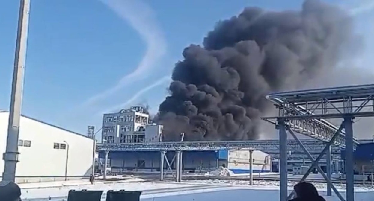Пожар на заводе в Шахтах, стоп-кадр видео https://t.me/bazabazon/24600