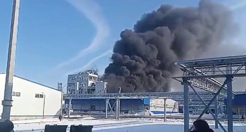 Пожар на заводе в Шахтах, стоп-кадр видео https://t.me/bazabazon/24600
