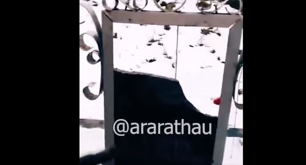 Разрушенное надгробие на кладбище села Акаку. Скриншот видео https://www.facebook.com/61550993055313/videos/6938461722856785 Разрушенное надгробие на кладбище села Акаку. Скриншот видео https://www.facebook.com/61550993055313/videos/6938461722856785