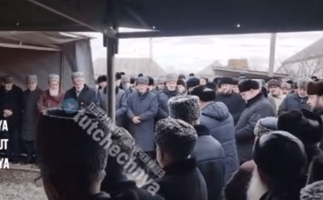 Примирение семей Гакаева и обвиняемого в убийстве муллы. Стоп-кадр видео из Instagram-паблика (деятельность компании Meta, которой принадлежит соцсеть, запрещена в России) "Тут Чечня" от 17.01.24, https://www.instagram.com/p/C2NqwqpLVLP/ Примирение семей Гакаева и обвиняемого в убийстве муллы. Стоп-кадр видео из Instagram-паблика (деятельность компании Meta, которой принадлежит соцсеть, запрещена в России) "Тут Чечня" от 17.01.24, https://www.instagram.com/p/C2NqwqpLVLP/