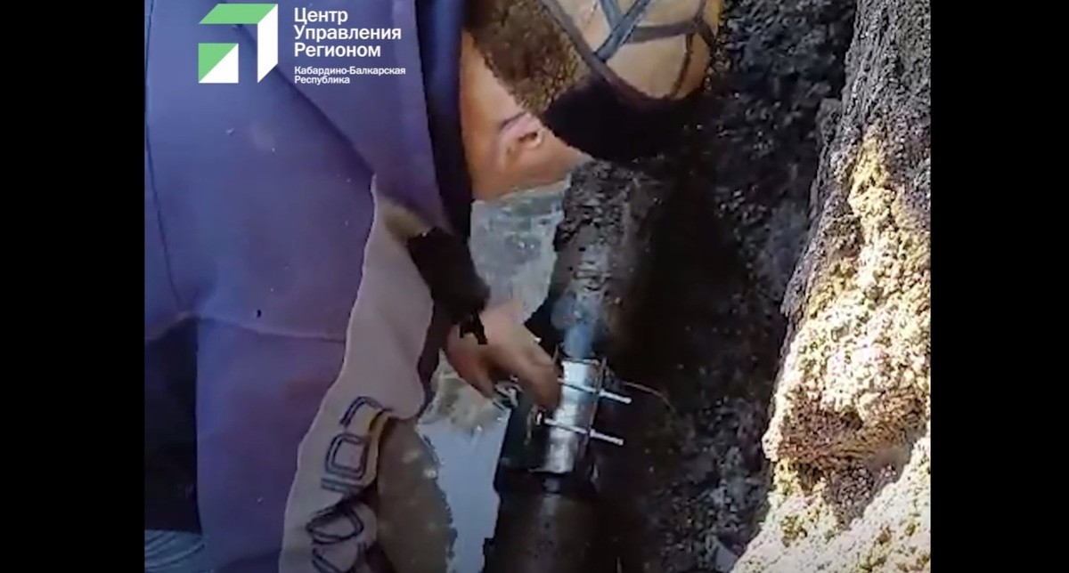 Рабочий чинит водопровод в селе Атажукино. Кадр видео ЦУР Кабардино-Балкарии https://t.me/tsur_07/2340 Рабочий чинит водопровод в селе Атажукино. Кадр видео ЦУР Кабардино-Балкарии https://t.me/tsur_07/2340