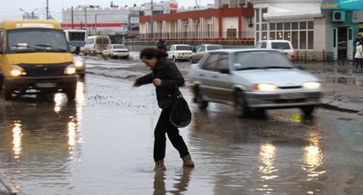 Залитые дороги Астрахани прохожие переходят вброд. Фото "Кавказского узла"