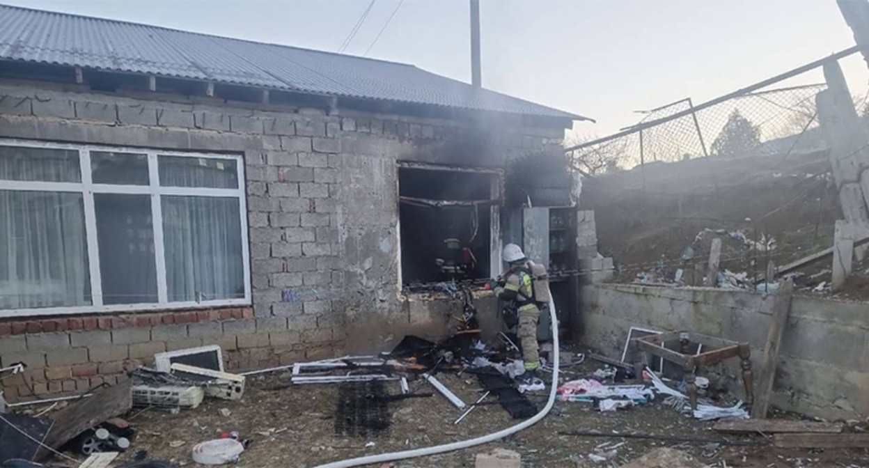 Жилой дом в Махачкале, в котором произошел взрыв газа. Фото: МЧС России