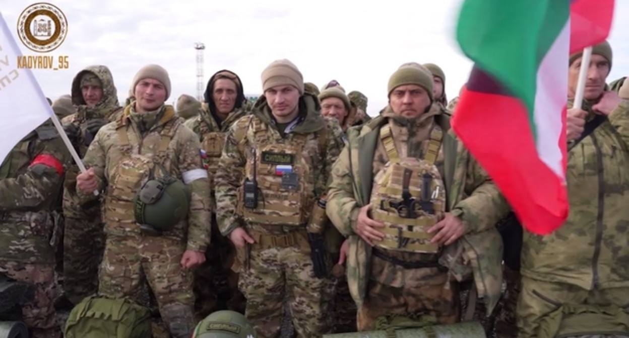 Бойцы из группы, отправленной из Чечни в зону военной операции. Кадр видео из телеграм-канала Рамзана Кадырова https://t.me/RKadyrov_95/4379