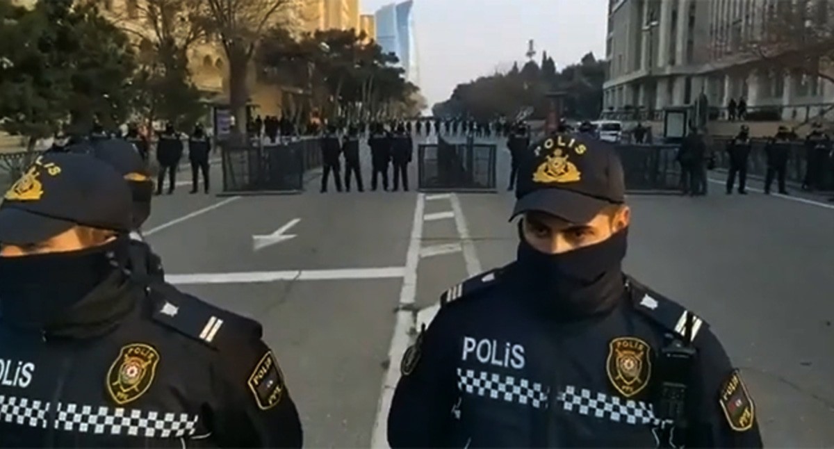 Сотрудники полиции на улице в Баку. Январь 2023 года. Фото: ://d9mc3ts4czbpr.cloudfront.net/ru/article/posle-shestviya-na-alleyu-shehidov-arestovany-chleny-pnfa-i-musulmanskogo-edinstva/ Сотрудники полиции на улице в Баку. Январь 2023 года. Фото: ://d9mc3ts4czbpr.cloudfront.net/ru/article/posle-shestviya-na-alleyu-shehidov-arestovany-chleny-pnfa-i-musulmanskogo-edinstva/