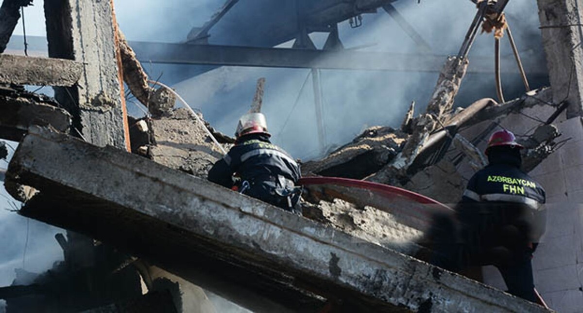 На месте взрыва в Баку. 15 января 2024 г. Фото: https://ru.apa.az/incident/v-baku-proizosel-vzryv-i-pozar-v-cexe-est-pogibsie-i-ranenye-obnovleno-3-foto-video-551707 На месте взрыва в Баку. 15 января 2024 г. Фото: https://ru.apa.az/incident/v-baku-proizosel-vzryv-i-pozar-v-cexe-est-pogibsie-i-ranenye-obnovleno-3-foto-video-551707
