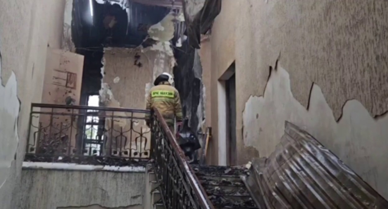 Сотрудник МЧС на месте пожара в Сухуме, стоп-каджр видео https://t.me/DNAbkhazia/6759