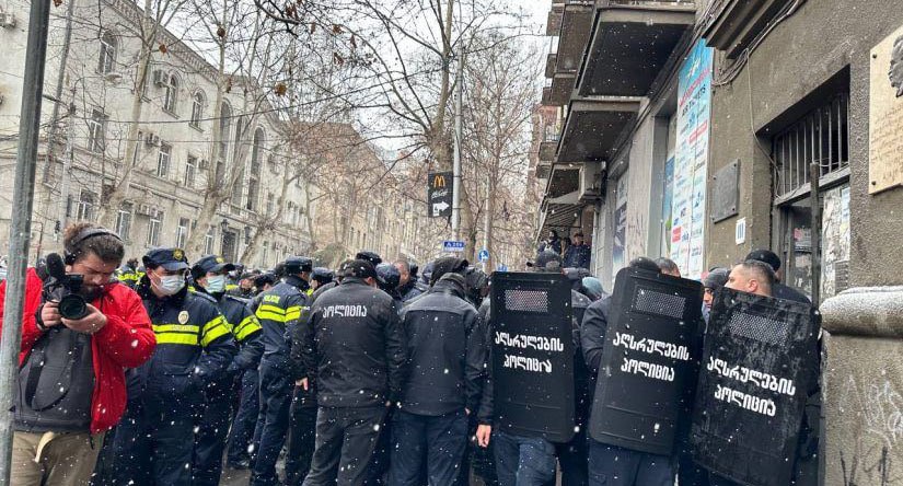 Силовики попытались выселить семью, проживающую на улице Кекелидзе. Тбилиси, 23 января 2024 г. Фото: "Новости-Грузия" https://www.newsgeorgia.ge/ Силовики попытались выселить семью, проживающую на улице Кекелидзе. Тбилиси, 23 января 2024 г. Фото: "Новости-Грузия" https://www.newsgeorgia.ge/