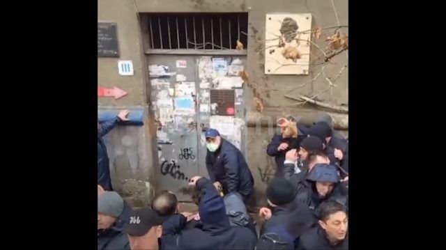 Акция протеста против выселения семьи в Тбилиси. 23 января 2024 г. Скриншот видео https://riamediabank.ru/media/8604052.html Акция протеста против выселения семьи в Тбилиси. 23 января 2024 г. Скриншот видео https://riamediabank.ru/media/8604052.html
