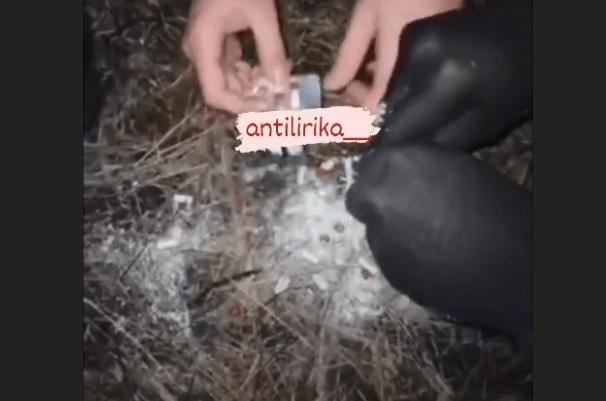Активисты "Антилирики" уничтожают таблетки. Стоп-кадр видео от 08.01.24 из telegram-канала https://t.me/ing_antilirika/39 Активисты "Антилирики" уничтожают таблетки. Стоп-кадр видео от 08.01.24 из telegram-канала https://t.me/ing_antilirika/39