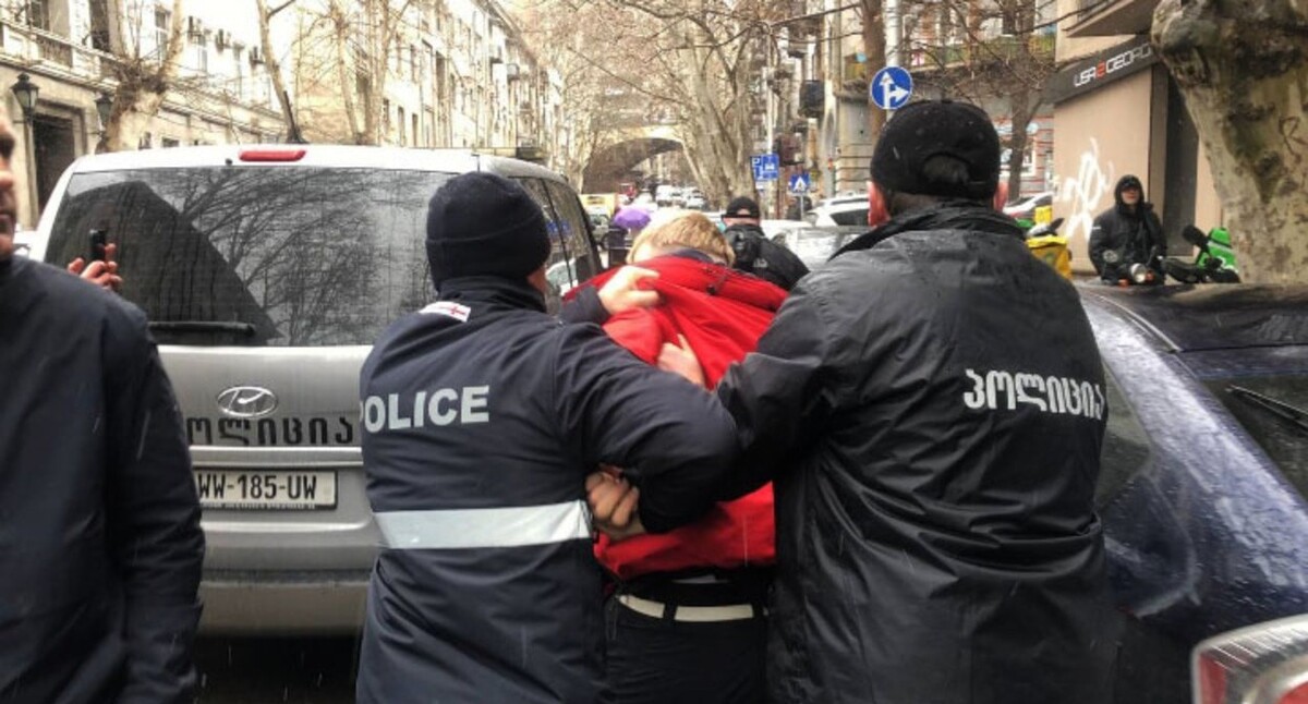Сотрудники полиции во время выселения людей из дома на улице Кекелидзе. 23 января 2024 г. Фото Paper Kartuli, https://t.me/paperkartuli/9649 Сотрудники полиции во время выселения людей из дома на улице Кекелидзе. 23 января 2024 г. Фото Paper Kartuli, https://t.me/paperkartuli/9649