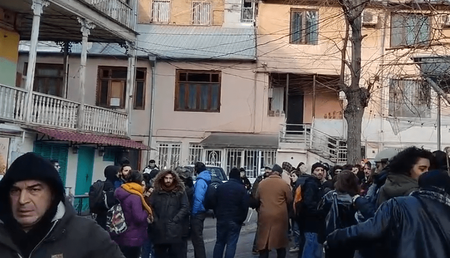 Противники выселения у дома Балахадзе. Стоп-кадр видео "Новости Грузия" от 26.01.24, https://t.me/NGnewsgeorgia/12473 Противники выселения у дома Балахадзе. Стоп-кадр видео "Новости Грузия" от 26.01.24, https://t.me/NGnewsgeorgia/12473