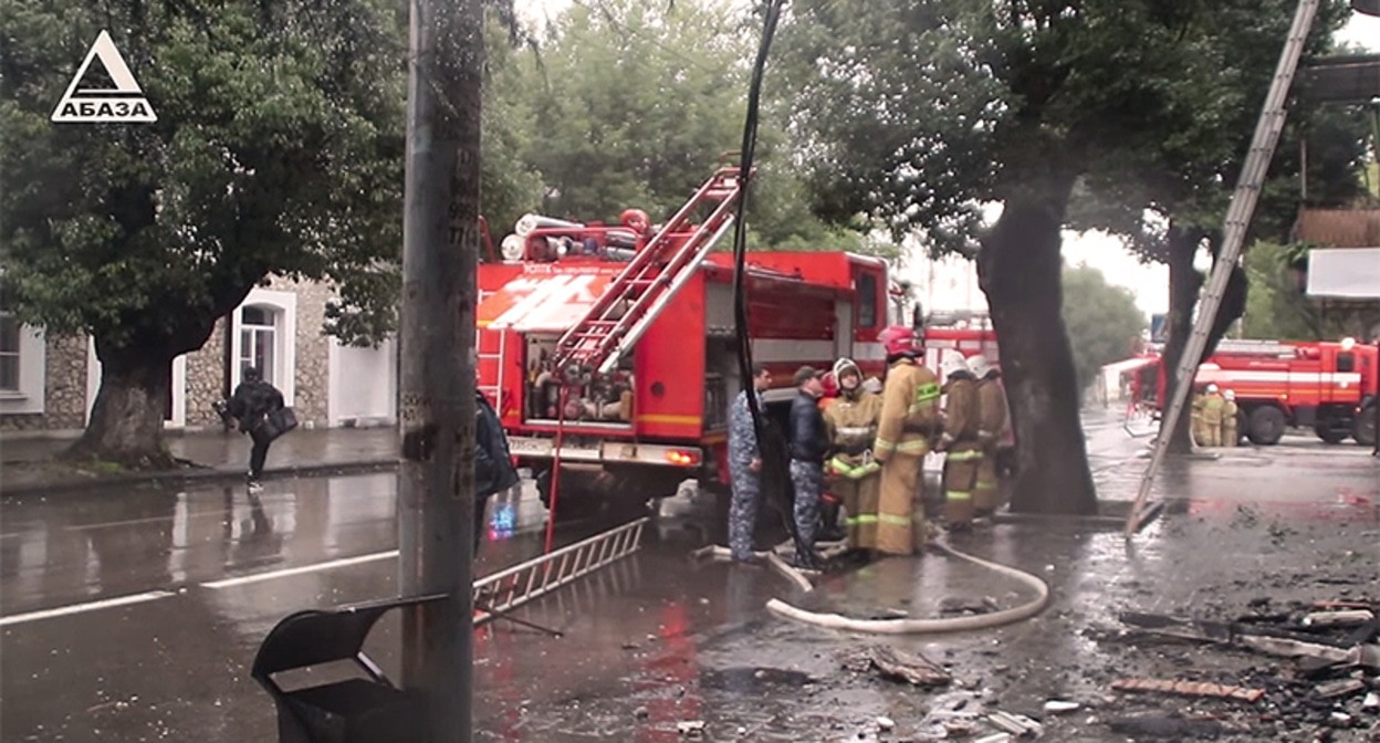 Пожарные в Сухуме во время пожара в Национальной картинной галерее. Кадр из видео https://www.youtube.com/watch?v=4v47njPFbpY