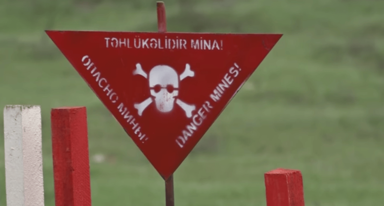 Предупреждение о минной опасности. Стоп-кадр видео Baku TV? https://www.youtube.com/watch?v=8RY3PD1vtBU