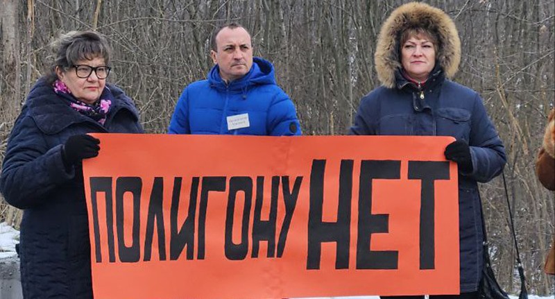 Участники митинга в Армавире против размещения мусорного полигона в районе хутора Зуево. Фото Кристины Романовой для "Кавказского узла" Участники митинга в Армавире против размещения мусорного полигона в районе хутора Зуево. Фото Кристины Романовой для "Кавказского узла"