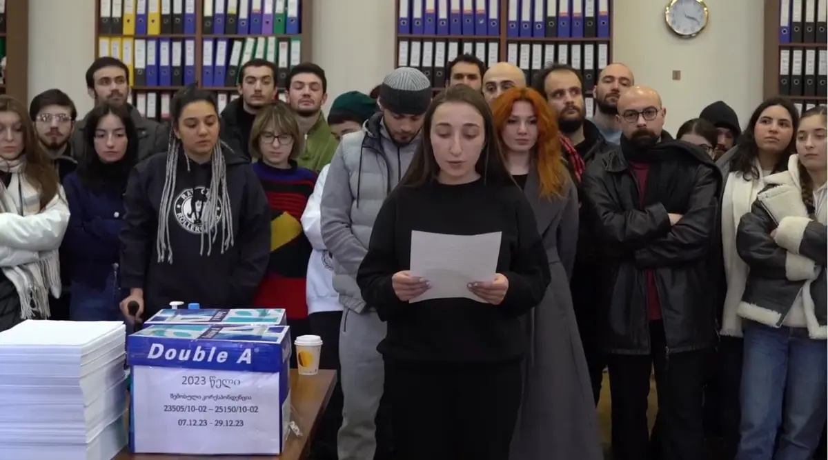 Студенты в канцелярии ТГУ. Фото: студенческое "Майское движение" Студенты в канцелярии ТГУ. Фото: студенческое "Майское движение"