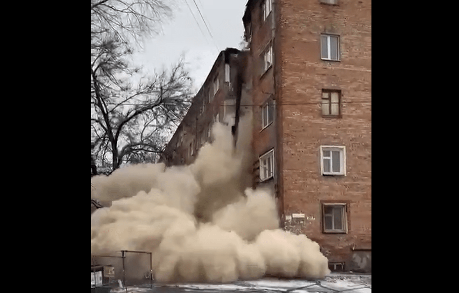 Обрушение подъезда в жилом доме на улице Нариманова. Стоп-кадр видео из Telegram-канала Натальи Оськиной от 28.01.24, https://t.me/OskinaDeputat/1379 Обрушение подъезда в жилом доме на улице Нариманова. Стоп-кадр видео из Telegram-канала Натальи Оськиной от 28.01.24, https://t.me/OskinaDeputat/1379