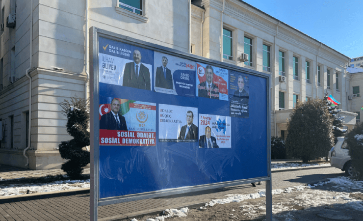 Стенд с предвыборной агитацией в Баку. Фото Фаика Меджида для "Кавказского узла". Стенд с предвыборной агитацией в Баку. Фото Фаика Меджида для "Кавказского узла".