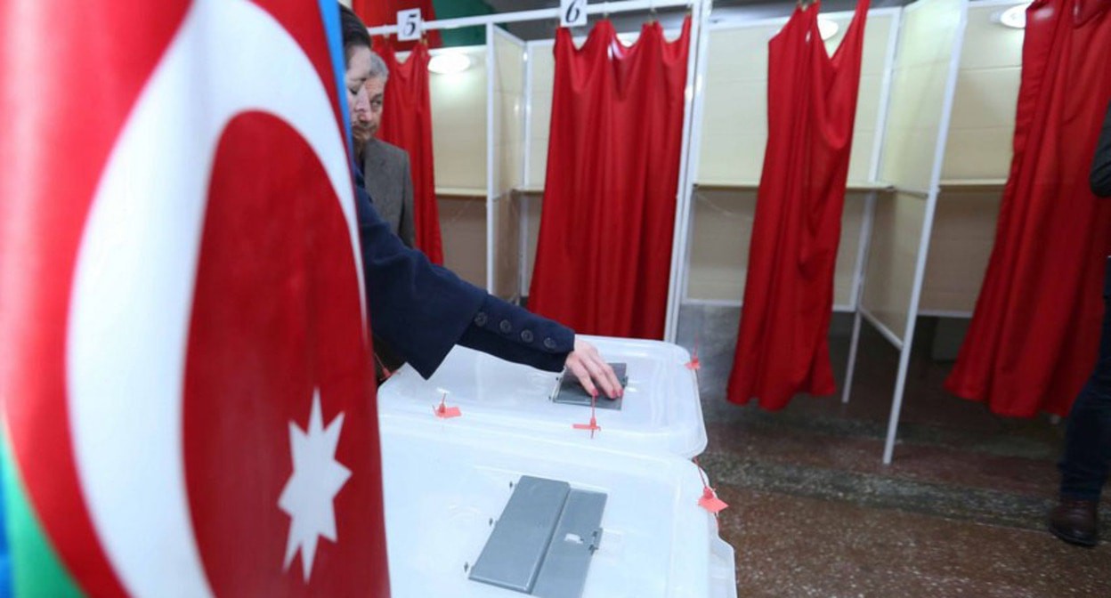 На избирательном участке. Фото: https://report.az/
