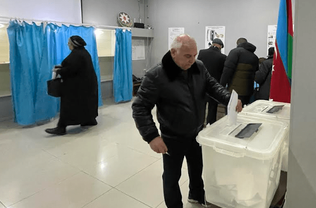 Голосование на одном из участков в Баку. Фото Фаика Меджида для "Кавказского узла". Голосование на одном из участков в Баку. Фото Фаика Меджида для "Кавказского узла".