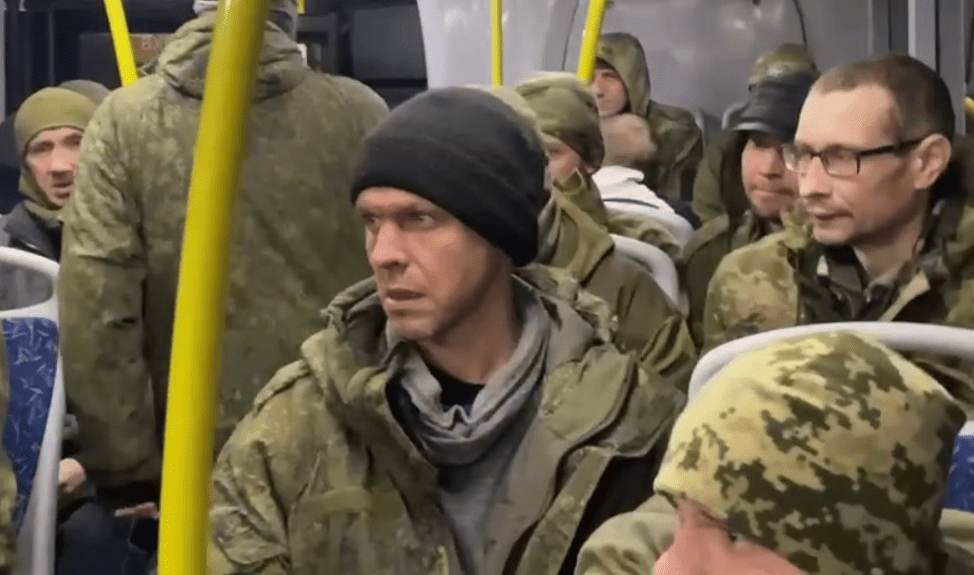 Освобожденные российские военные. Стоп-кадр видео из Telegram-канала Шамсаила Саралиева от 08.02.24, https://t.me/saraliev/1081 Освобожденные российские военные. Стоп-кадр видео из Telegram-канала Шамсаила Саралиева от 08.02.24, https://t.me/saraliev/1081
