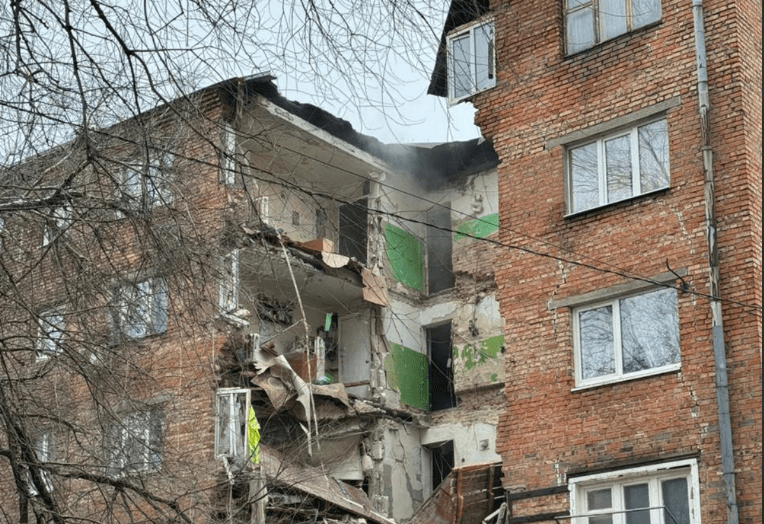 Дом на Нариманова после обрушения подъезда. Скриншот фото из Telegram-канала Василия Голубева от 28.01.24, https://t.me/golubev_vu/1079 Дом на Нариманова после обрушения подъезда. Скриншот фото из Telegram-канала Василия Голубева от 28.01.24, https://t.me/golubev_vu/1079
