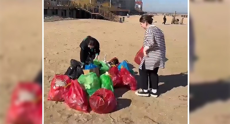 Махачкалинцы очищают пляж от мусора. Кадр из видео https://www.instagram.com/p/C3K6NnJtDLH/ (деятельность компании Meta (владеет Facebook, Instagram и WhatsApp) запрещена в России) Махачкалинцы очищают пляж от мусора. Кадр из видео https://www.instagram.com/p/C3K6NnJtDLH/ (деятельность компании Meta (владеет Facebook, Instagram и WhatsApp) запрещена в России)