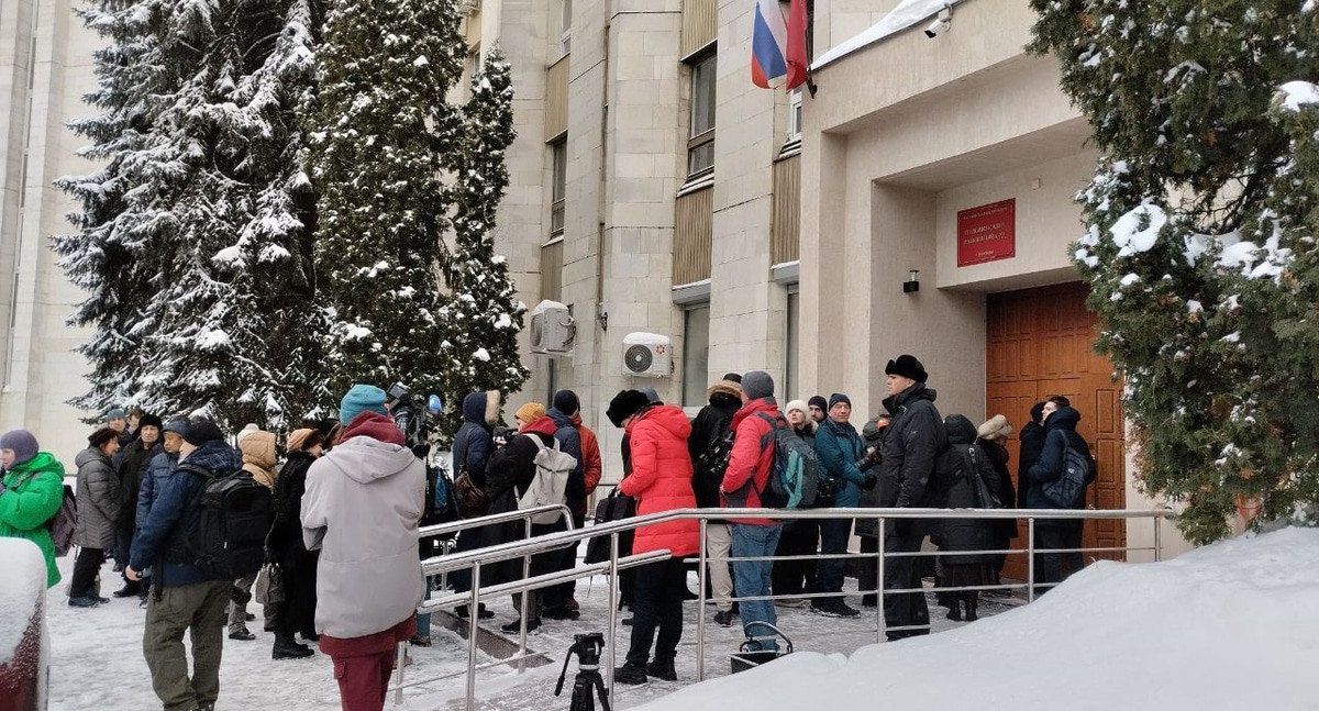 Десятки людей пришли поддержать Олега Орлова. Москва, 16 февраля 2024 г. Фото: htttps://t.me/polniyps/6433 Десятки людей пришли поддержать Олега Орлова. Москва, 16 февраля 2024 г. Фото: htttps://t.me/polniyps/6433