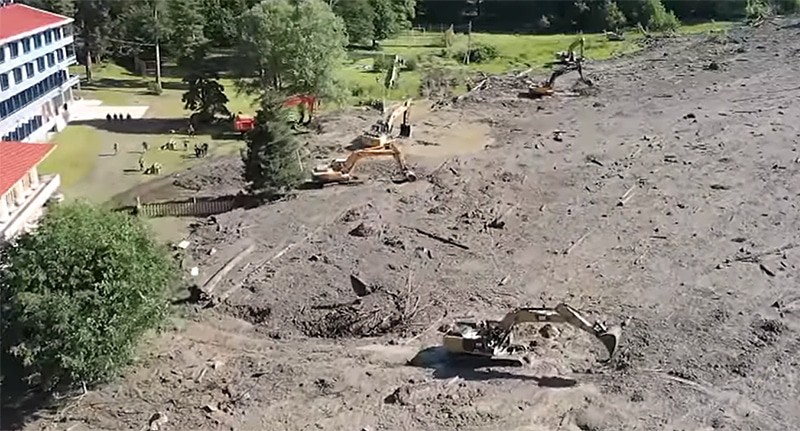 Последствия схода оползня на курорте Шови. Кадр из видео https://www.youtube.com/watch?v=rbt_ffBuT6c Последствия схода оползня на курорте Шови. Кадр из видео https://www.youtube.com/watch?v=rbt_ffBuT6c
