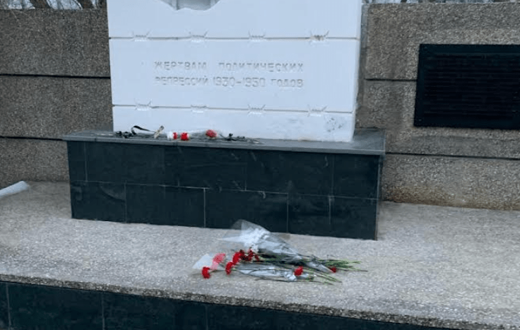 Цветы у памятника жертвам политических репрессий в Ставрополе. Фото предоставлено "Кавказскому узлу" Виталием Зубенко. Цветы у памятника жертвам политических репрессий в Ставрополе. Фото предоставлено "Кавказскому узлу" Виталием Зубенко.