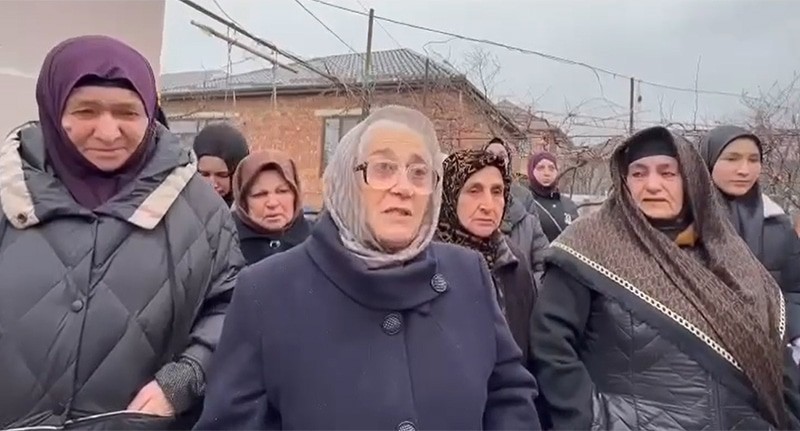 Родственники задержанных во время беспорядков в аэропорту Махачкалы записывают обращение к президенту России Владимиру Путину. Кадр из видео https://www.instagram.com/p/C3dNhO1MpWk/ (деятельность компании Meta (владеет Facebook, Instagram и WhatsApp) запрещена в Росси) Родственники задержанных во время беспорядков в аэропорту Махачкалы записывают обращение к президенту России Владимиру Путину. Кадр из видео https://www.instagram.com/p/C3dNhO1MpWk/ (деятельность компании Meta (владеет Facebook, Instagram и WhatsApp) запрещена в Росси)