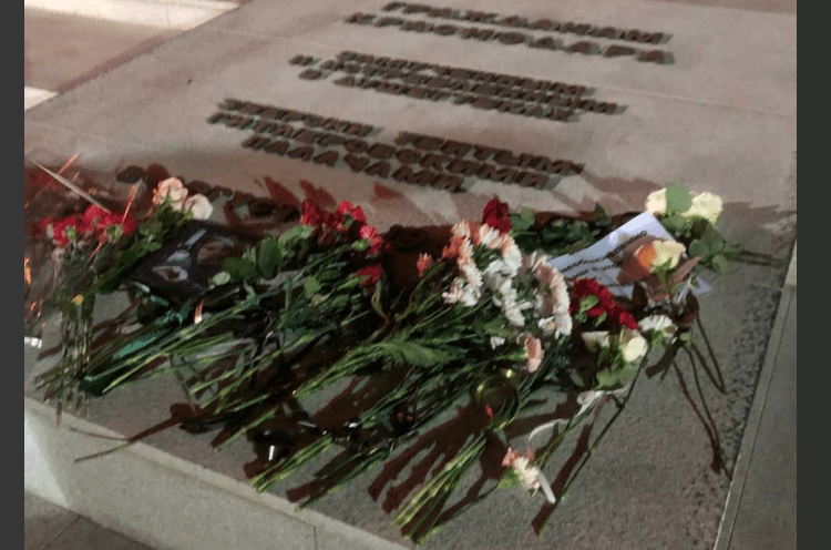 Цветы у памятника жертвам фашизма в Краснодаре. Скриншот фото из Telegram-канала "Протокол. Краснодар" от 16.02.24, https://t.me/protokol_band/3894 Цветы у памятника жертвам фашизма в Краснодаре. Скриншот фото из Telegram-канала "Протокол. Краснодар" от 16.02.24, https://t.me/protokol_band/3894