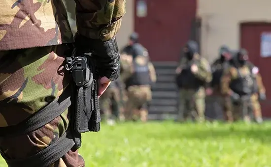Сотрудники силовых структур. Фото: https://fortanga.org/2020/09/ubit-nelzya-zaderzhivat-pochemu-siloviki-v-ingushetii-vo-vremya-speczoperaczij-tak-chasto-ubivayut-lyudej/ Сотрудники силовых структур. Фото: https://fortanga.org/2020/09/ubit-nelzya-zaderzhivat-pochemu-siloviki-v-ingushetii-vo-vremya-speczoperaczij-tak-chasto-ubivayut-lyudej/