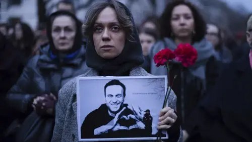 Участники акции памяти Навального. Скриншот видео https://ru.euronews.com/video/2024/02/17/navalny-reax-update Участники акции памяти Навального. Скриншот видео https://ru.euronews.com/video/2024/02/17/navalny-reax-update